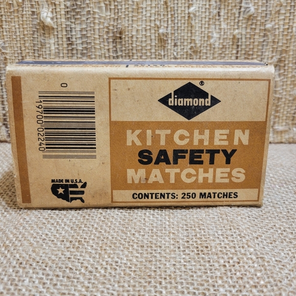 Vintage Diamond Kitchen Matches OLD TIMEPIECES Dry Goods Hardware Graphic Box - Picture 2 of 5